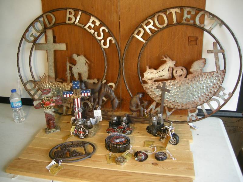 lot 44 image: Praying Cowboy Serviceman Decor