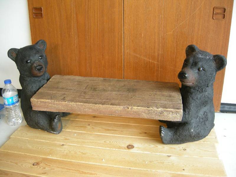lot 4 image: Black Bear BenchFlower Stand