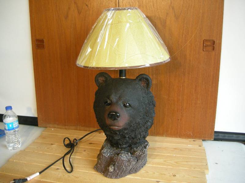 lot 5 image: Black Bear Bust Desk Lamp