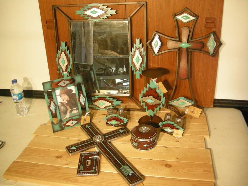 lot 57 image: Southwest and Arrow Decor