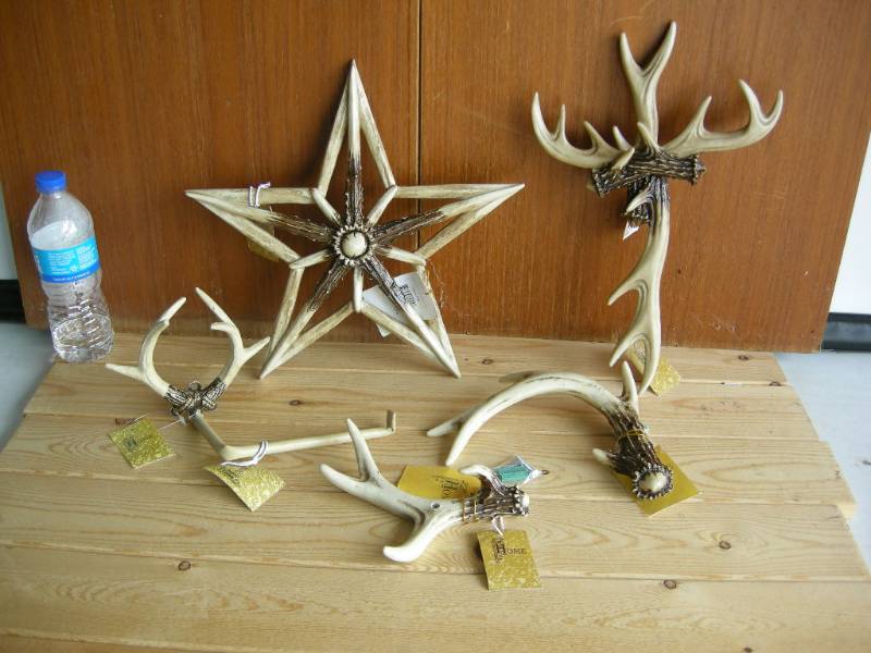 lot 73 image: Antler Themed Decor