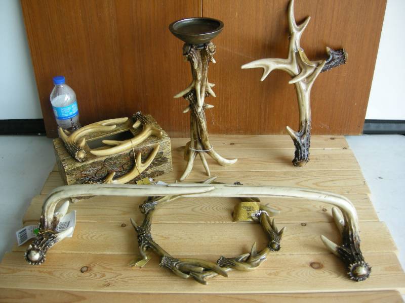 lot 74 image: Antler Decor