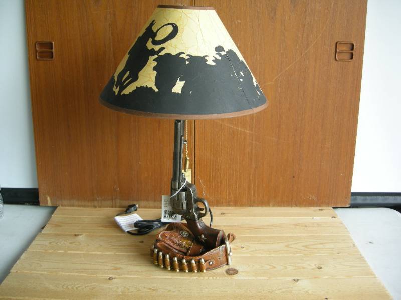 lot 78 image: Western Pistol Lamp