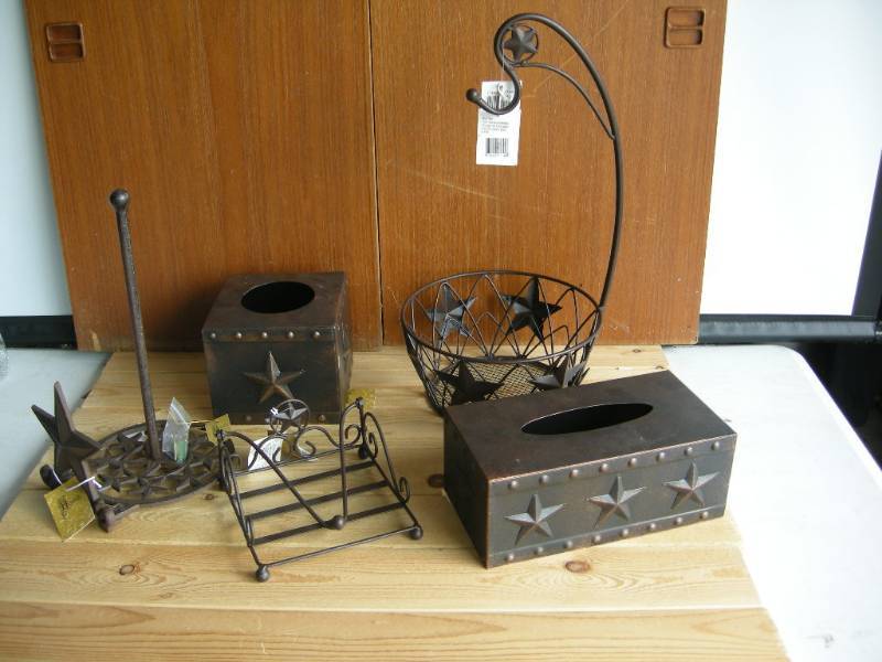 lot 79 image: Star Decor