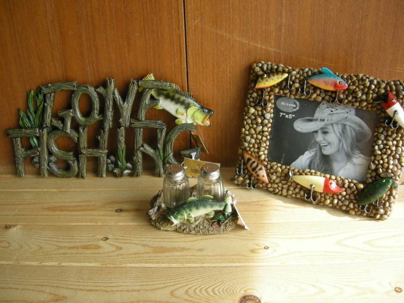 lot 84 image: Gone Fishing Decor