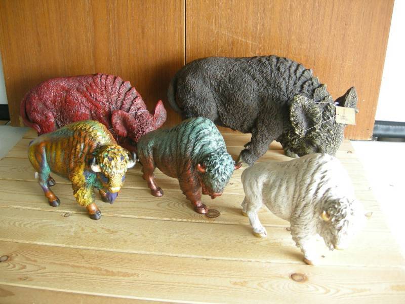 lot 85 image: Buffalo Boar Decor