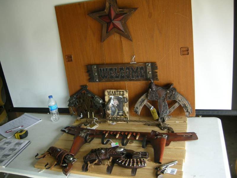lot 90 image: Western Themed Decor