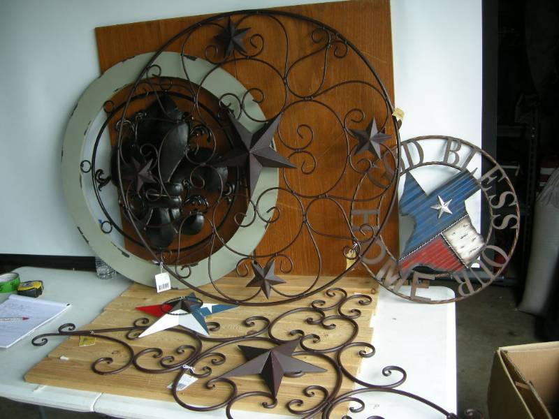 lot 94 image: Circle Decorative Hangers