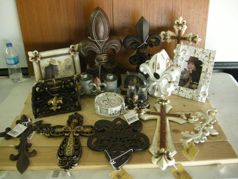 lot 97 image: Fleur de lis Western Decor