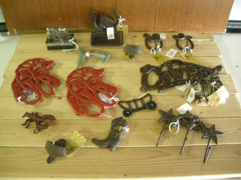 lot 101 image: Western Cast Decor