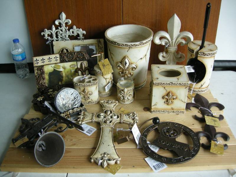lot 102 image: Fleur de Lis Western Decor