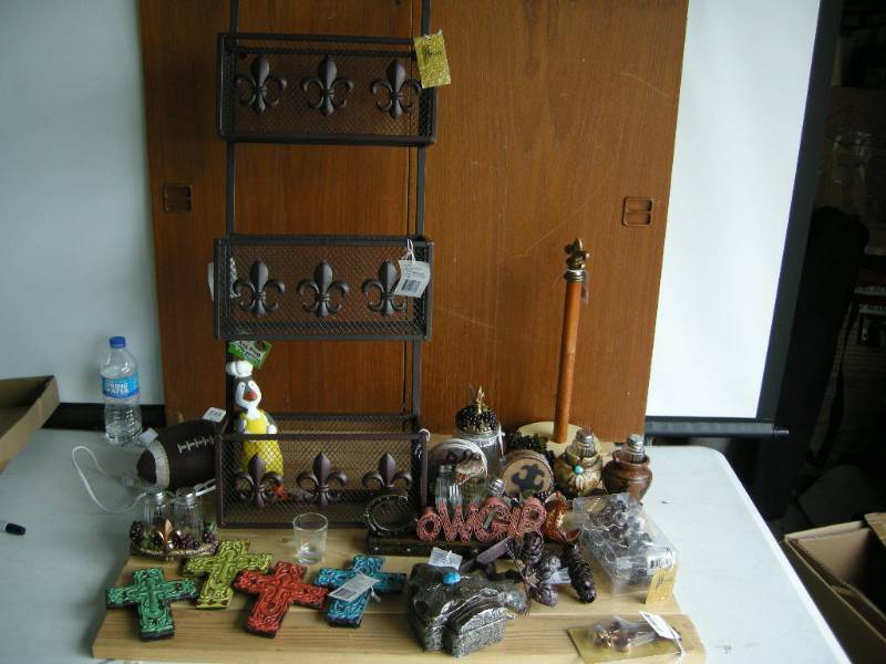 lot 105 image: Fleur De Lis Western Decor