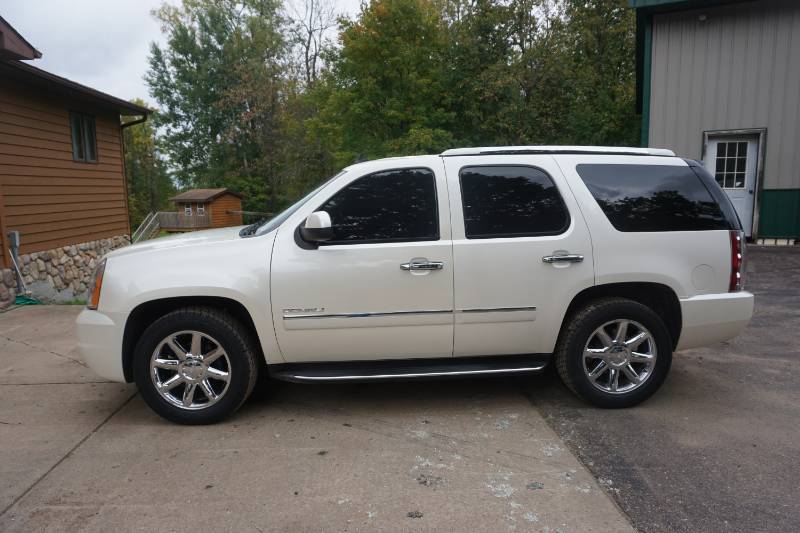 lot 1 image: 2010 GMC Yukon Denali Full Size 4 x 4 SUV