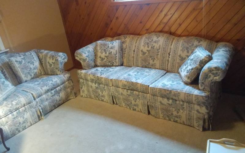 lot 3 image: Broyhill 7 Ft Sofa & 5 Ft Love Seat