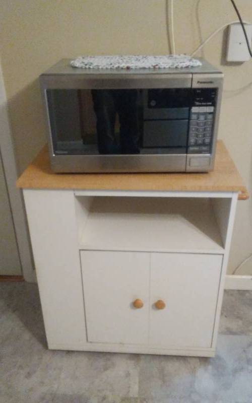 lot 29 image: Panasonic Microwave & Kitchen Cart