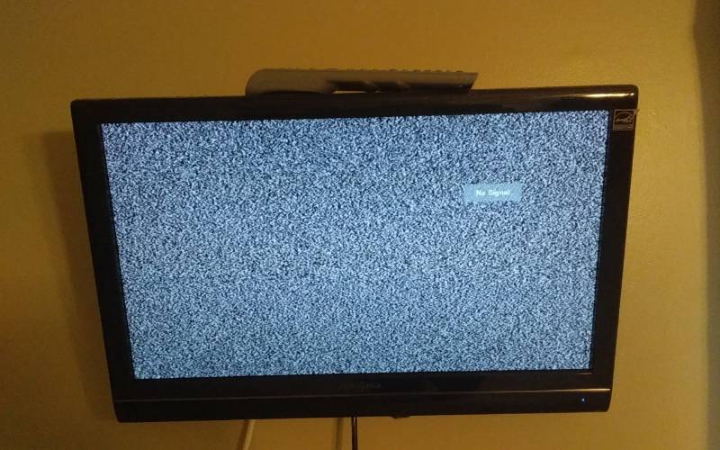 lot 30 image: Insignia 21 Flat Screen TV With Wall Mount (No Remote)
