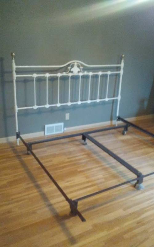 lot 48 image: King Size Metal Headboard & Frame