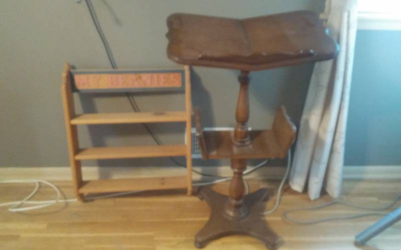 lot 53 image: Podium 23x14x26, Beanie Baby Shelf