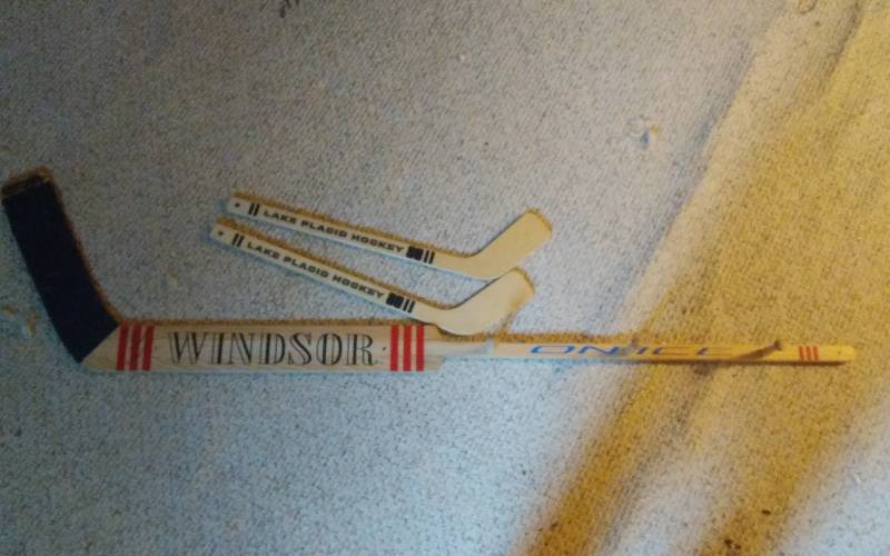 lot 67 image: Windsor On Ice Peg Hook Hockey Stick 63, 2-Small Sticks