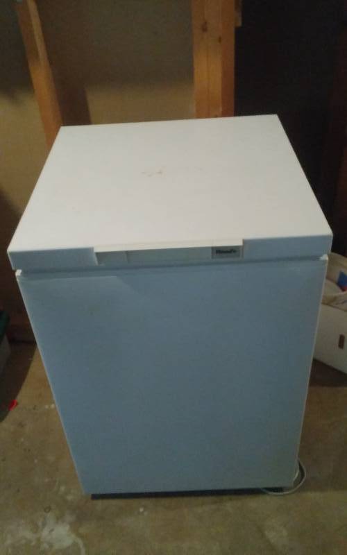 lot 72 image: Woods Chest Freezer 24x24x35