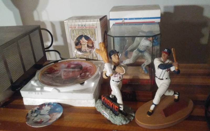 lot 77 image: MN Twins Collectible Figurines (Paul Molitor With Autograph)
