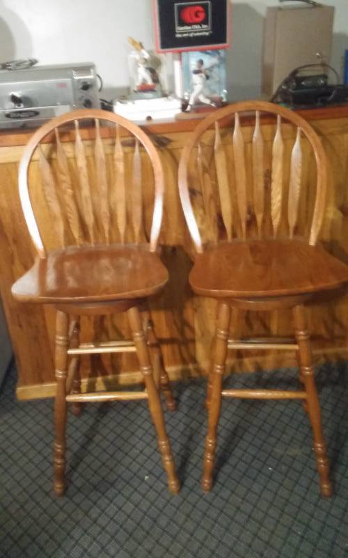 lot 83 image: Pair Of Oak Swivel Bar Stools