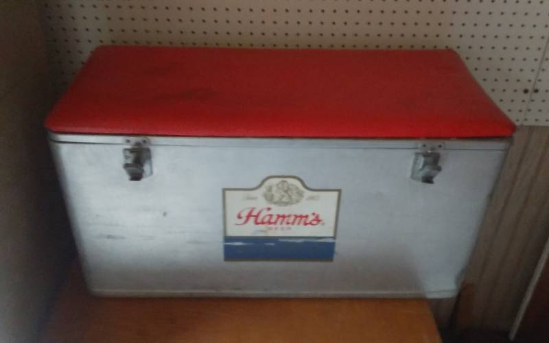 lot 97 image: Vintage HAMMS BEER Galvanized Cooler 30x13x16
