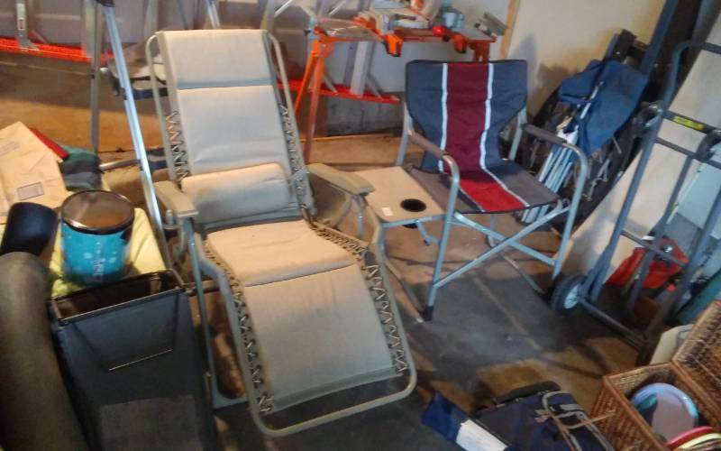 lot 106 image: Zero Gravity Lounger, Folding Chair With Side Table