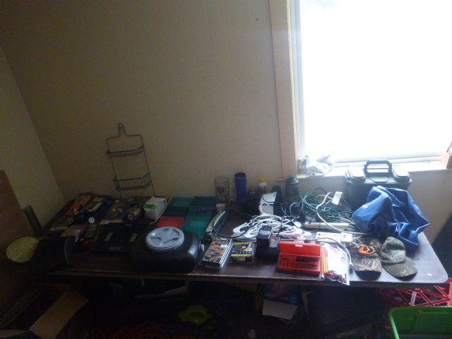 lot 23 image: Miscellaneous Household Items