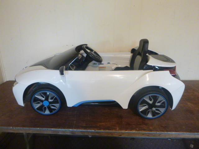 lot 40 image: Dynacraft BMWI8 Concept Electric Car