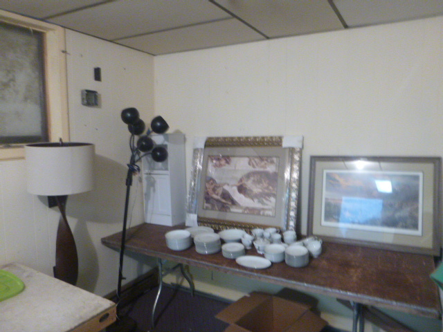 lot 47 image: Household Items