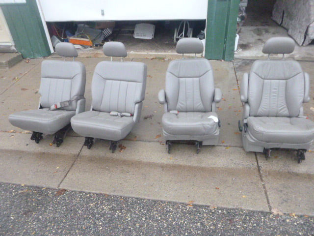 lot 68 image: 4 Mini Van Seats