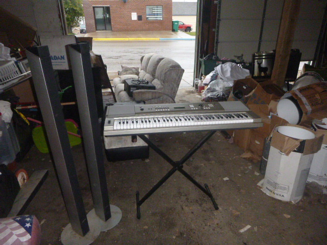 lot 72 image: Samsung Speakers and Yamaha Keyboard