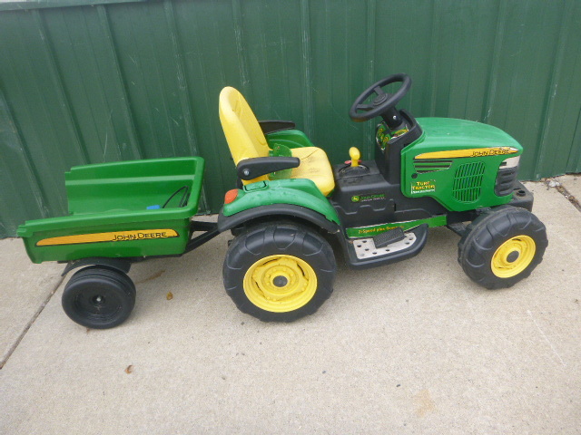 lot 86 image: John Deere Riding Tractor with Trailer