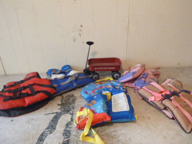lot 98 image: 6 Child Size Life Jackets