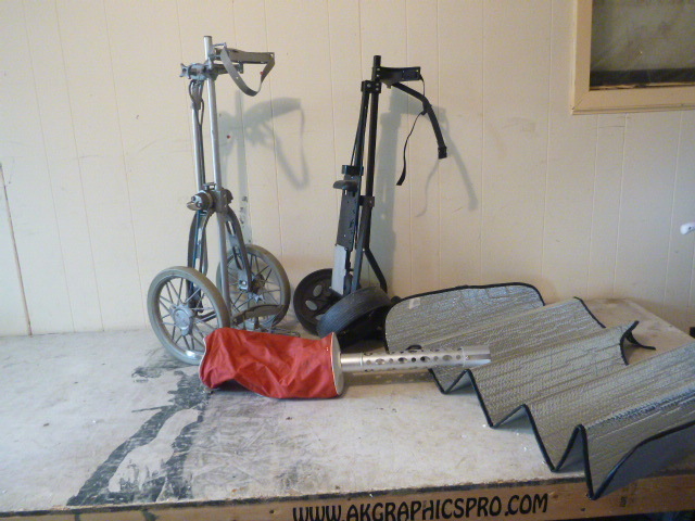 lot 99 image: Golf Items