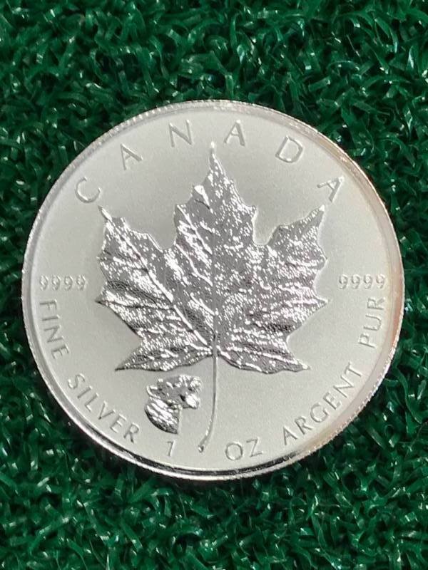 lot 21 image: 2017 One ounce (1oz) .9999 Silver Canadian Maple Coin