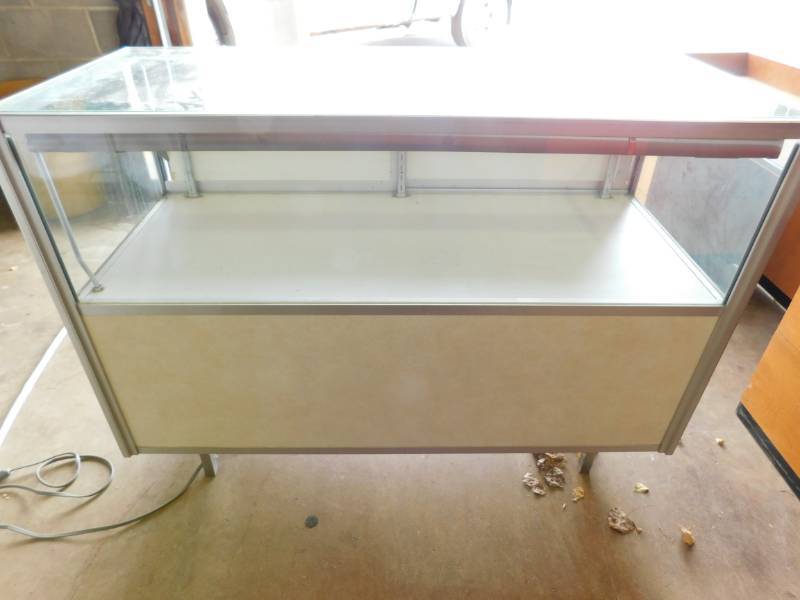 lot 6 image: Display Cabinet