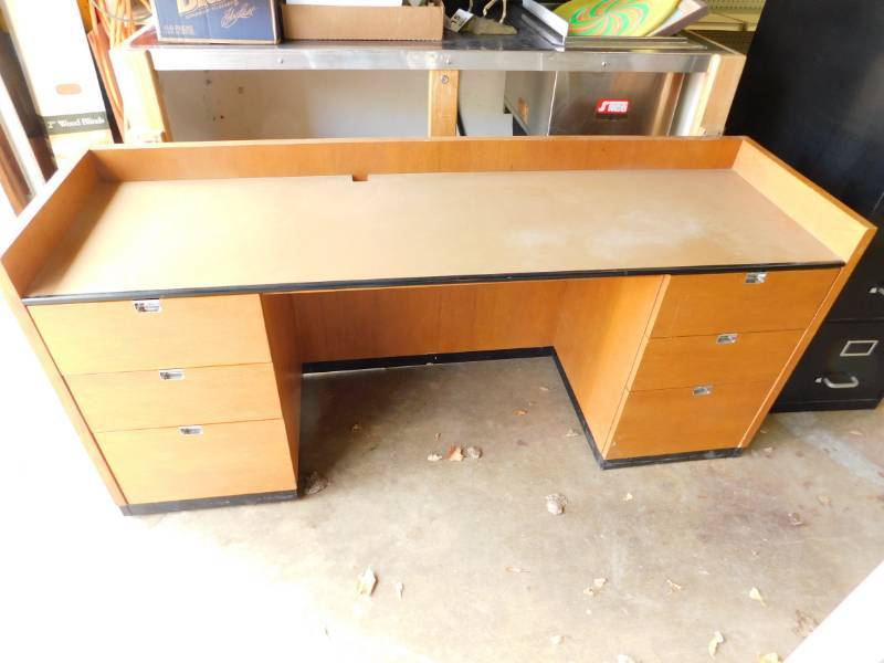 lot 7 image: Receptionist  Desk