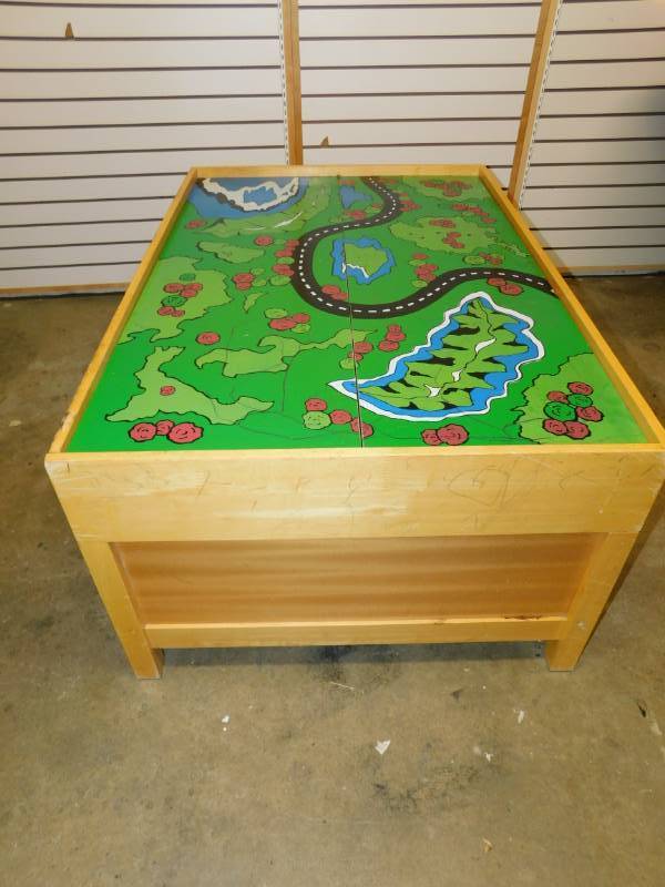 lot 15 image: Play Table For Children By BATTAT, INC.