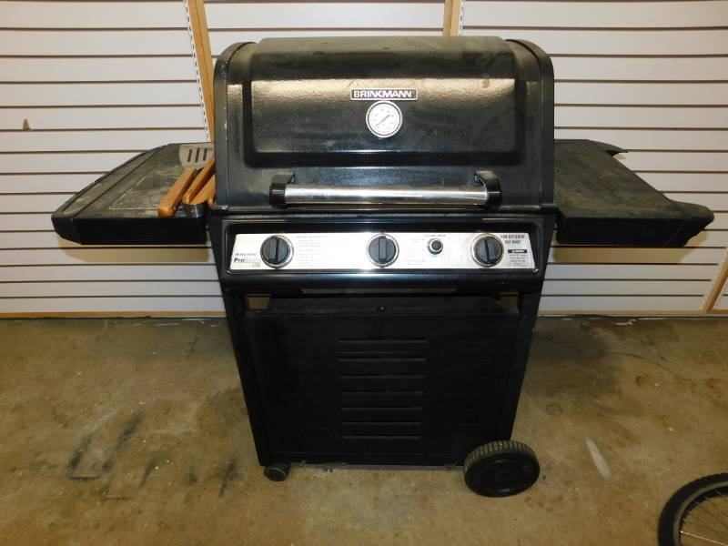 lot 16 image: Brinkmann Pro Series 2200 BBQ Grill w4 Pc. Grilling Utensils Set