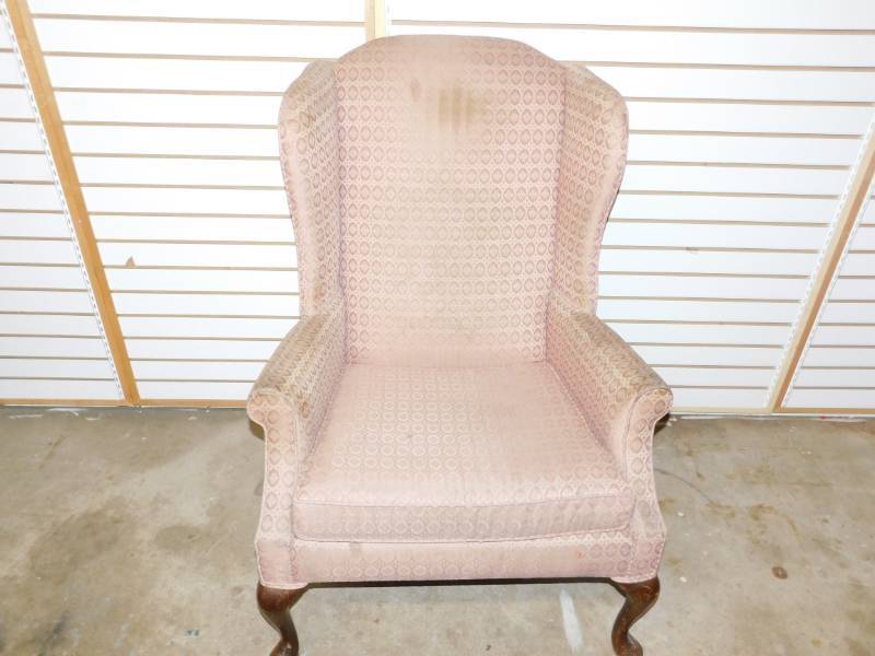 lot 18 image: Lt. Mauve Colored Upholstered Livingroom Chair