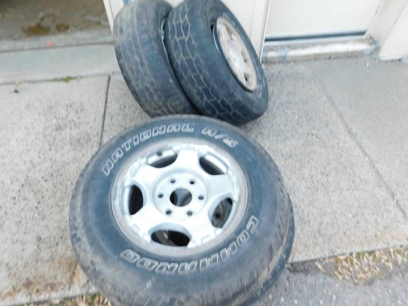 lot 21 image: Four Tires & Rims Off Of A 2000 Chevrolet Silverado