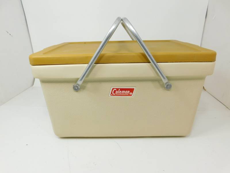 lot 33 image: Coleman Cooler With Carrying Handles