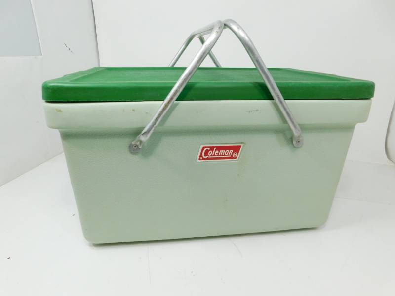 lot 34 image: Coleman Cooler With Carrying Handles