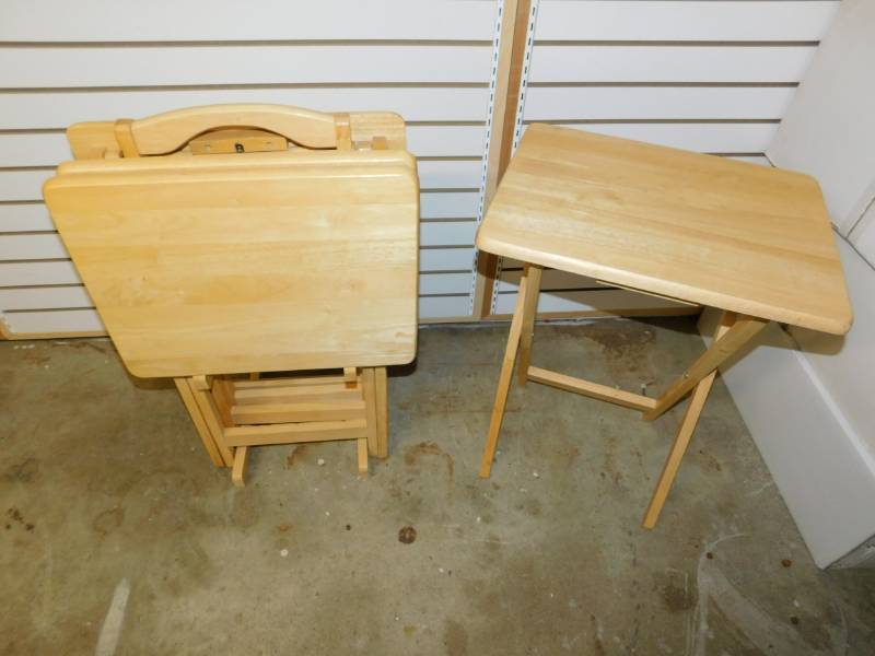 lot 41 image: Set Of Four Wooden TV Trays On A Storage Stand