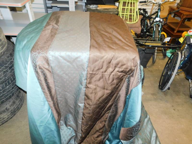 lot 47 image: KING SIZE Turquoise & Dark Brown Comforter