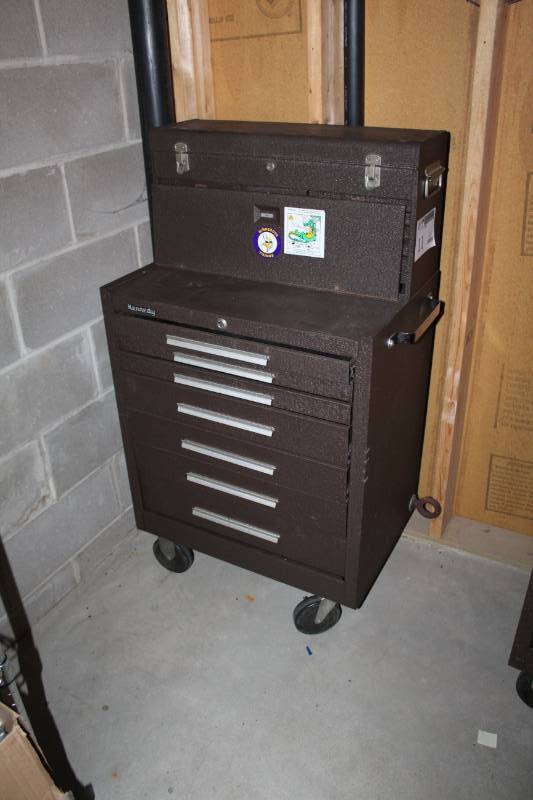 lot 11 image: Kennedy 2-Piece 13-Drawer Rolling Metal Tool Chest