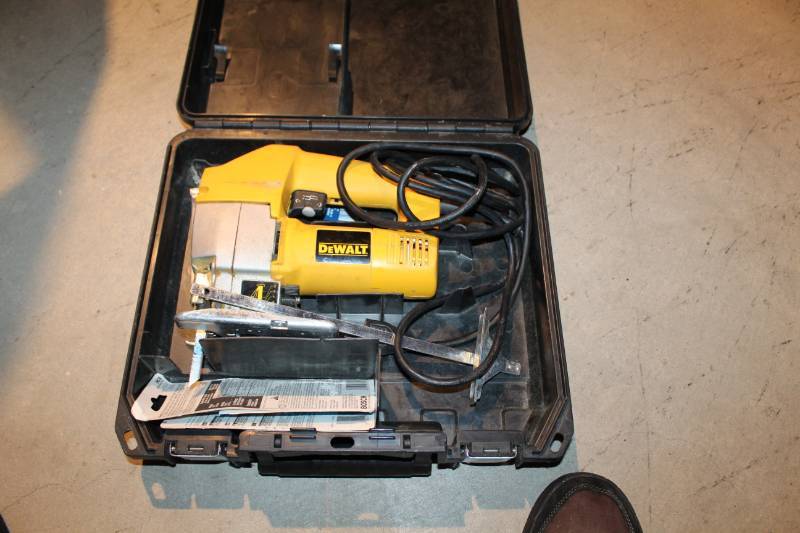 lot 75 image: DeWalt VS Orbital Jig Saw w Case