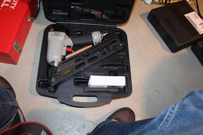 lot 78 image: Porter-Cable Pneumatic 15-GA Finish Nailer w Case